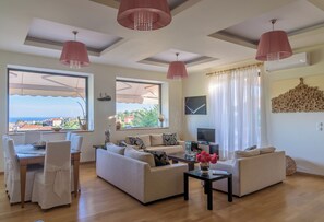 Smart TV, fireplace