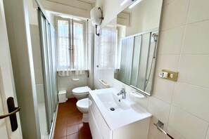 Douche, sèche-cheveux, bidet, serviettes fournies