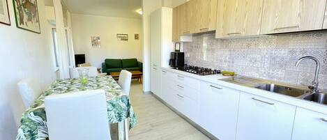 Geladeira, micro-ondas, fogão, cooktop