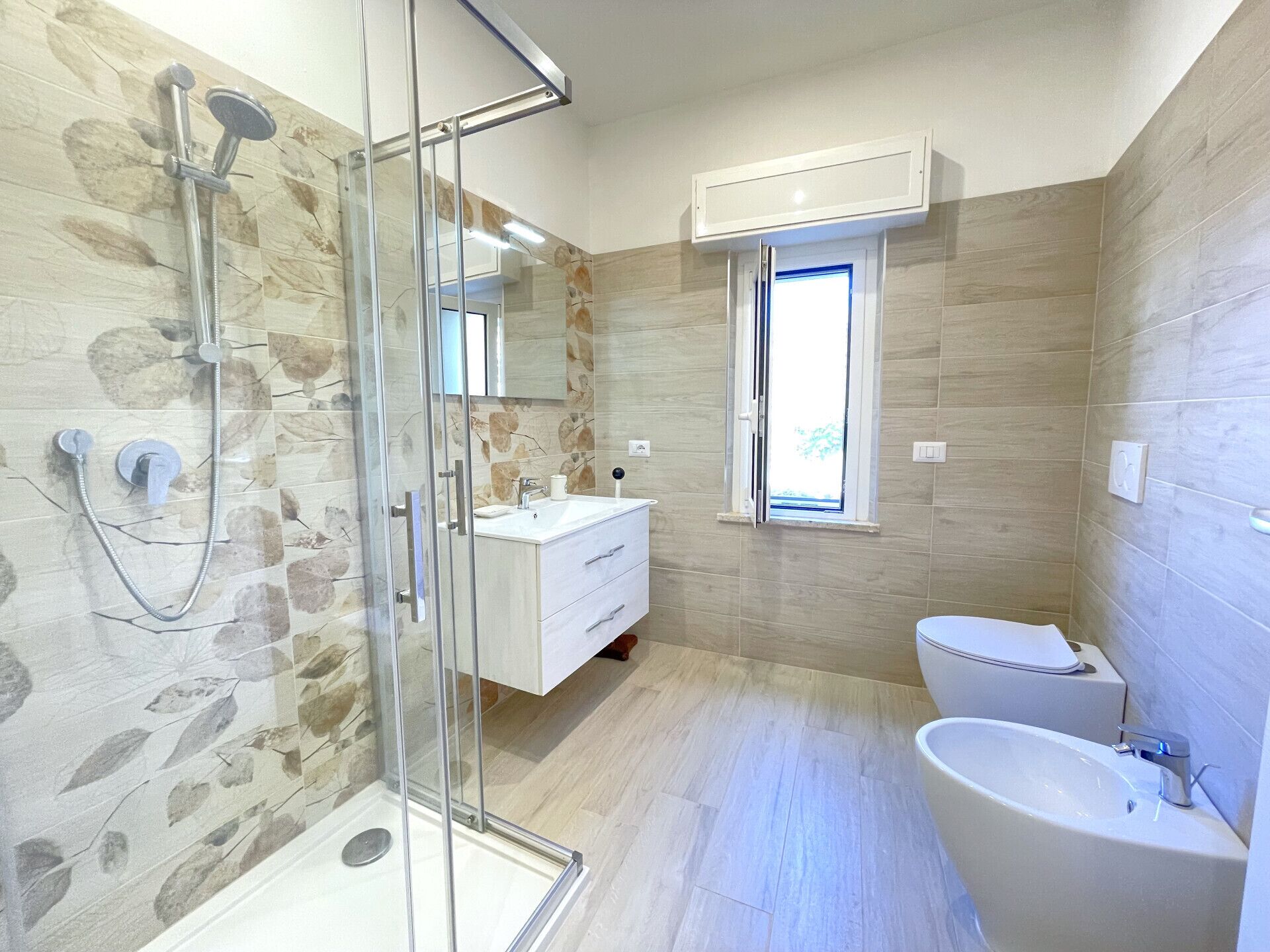 Een douche, een haardroger, een bidet, handdoeken