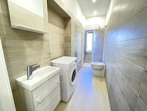 Douche, sĂšche-cheveux, bidet, serviettes fournies
