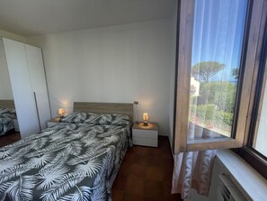 3 bedrooms, iron/ironing board, bed sheets