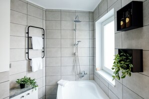 Haartrockner, Handtücher, Seife, Toilettenpapier