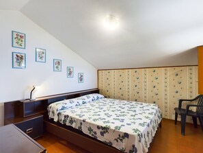 4 habitaciones, tabla de planchar con plancha y ropa de cama 