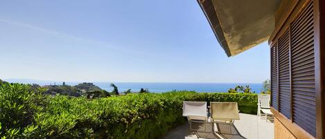 تناول الطعام بالخارج