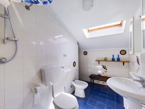 Douche, sèche-cheveux, bidet, serviettes fournies