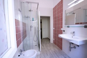 Bruser, hårtørrer, bidet, håndklæder