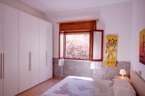 2 chambres, fer et planche à repasser, draps fournis