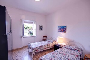 2 quartos, ferros/tábuas de passar roupa, roupa de cama
