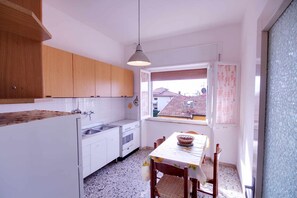 Réfrigérateur, four, plaque de cuisson, cafetière/bouilloire