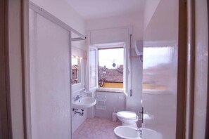 Douche, sèche-cheveux, bidet, serviettes fournies