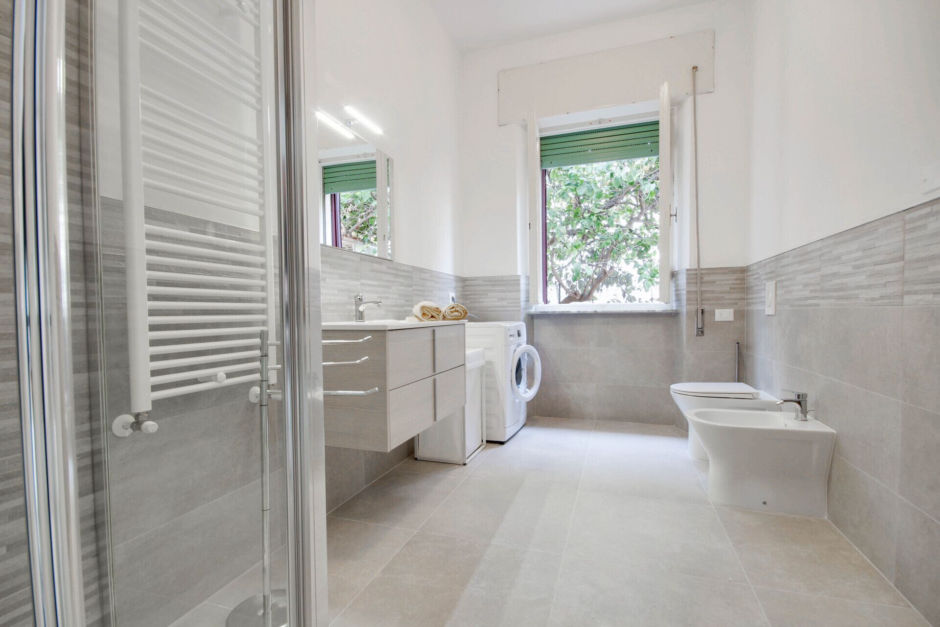 Douche, sèche-cheveux, bidet, serviettes fournies