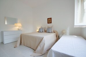 2 slaapkamers, een strijkplank/strijkijzer, beddengoed