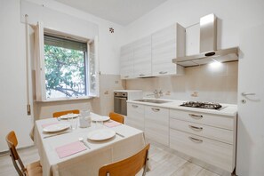 Réfrigérateur, four, plaque de cuisson, lave-vaisselle