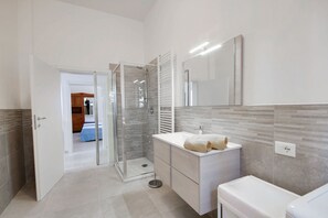 Dusche, Haartrockner, Bidet, Handtücher