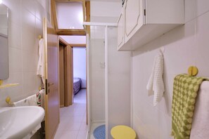 Een douche, een haardroger, een bidet, handdoeken