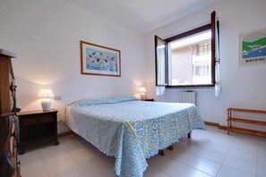2 slaapkamers, een strijkplank/strijkijzer, beddengoed
