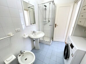 Chuveiro, secador de cabelo, bidê, toalhas de banho
