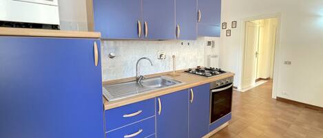 Kühlschrank, Ofen, Herdplatte, Kochgeschirr/Geschirr/Besteck