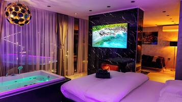 Luxury Apartment, Patio, Pool View | Free WiFi