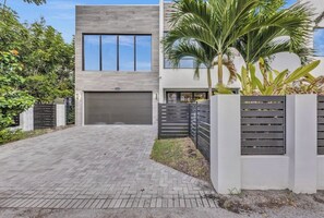 Property grounds - Luxurious 5-bedroom townhome in Las Olas walk to restaurants bars 5 min to Beach (Fort Lauderdale)