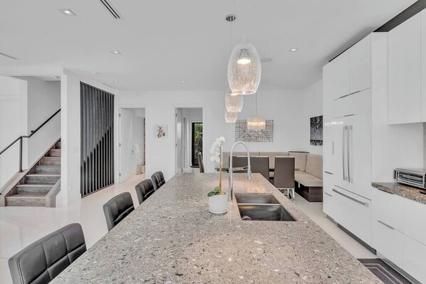 Interior - Luxurious 5-bedroom townhome in Las Olas walk to restaurants bars 5 min to Beach (Fort Lauderdale)