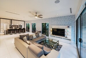 Smart TV - Luxurious 5-bedroom townhome in Las Olas walk to restaurants bars 5 min to Beach (Fort Lauderdale)