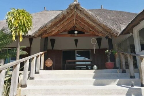 2 oceanfront guest rooms, 5 people, pool, smokers& pets OK