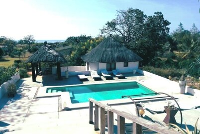 2 oceanfront guest rooms, 5 people, pool, smokers& pets OK