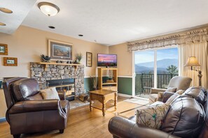 Living room - Cobbly Nob Cove #105 (Gatlinburg)