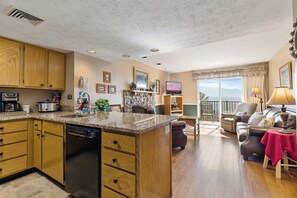 Signature Condo, 2 Bedrooms, Kitchen, Mountain View | In-room dining
