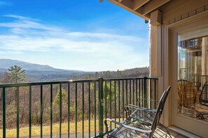 Signature appartement, 2 slaapkamers, keuken, uitzicht op bergen | Balkon