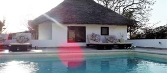 chambre d'hôtes pieds dans l'eau,2 pers, piscine, accès privé direct plage-océan