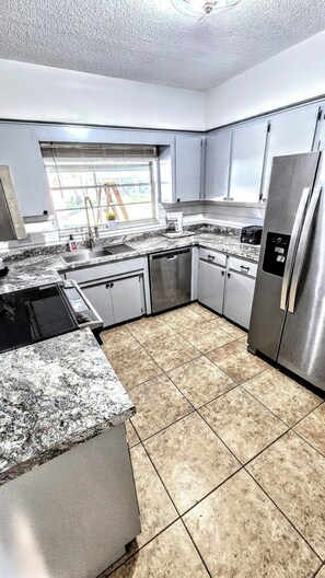 Fridge, microwave, oven, stovetop - Canal front Lake Henderson, pool, 3/2, Withlacoochee bike trial! (Inverness)