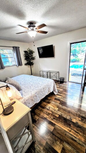 3 bedrooms, iron/ironing board, WiFi, bed sheets - Canal front Lake Henderson, pool, 3/2, Withlacoochee bike trial! (Inverness)