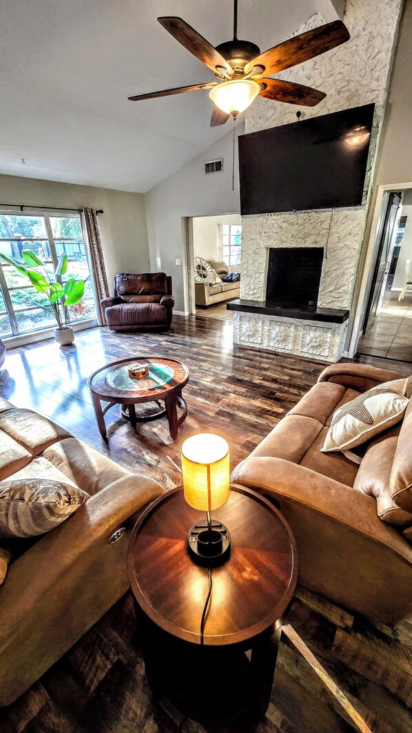 Smart TV - Canal front Lake Henderson, pool, 3/2, Withlacoochee bike trial! (Inverness)