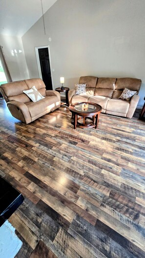 Interior - Canal front Lake Henderson, pool, 3/2, Withlacoochee bike trial! (Inverness)