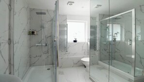 Haartrockner, Handtücher, Seife, Toilettenpapier