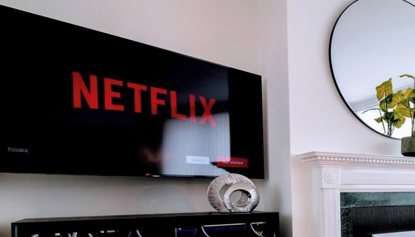 Un televisor de pantalla plana montado en la pared con el logotipo de Netflix.