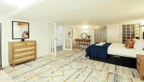 4 Schlafzimmer, Schreibtisch, Bügeleisen/Bügelbrett, Reisekinderbett