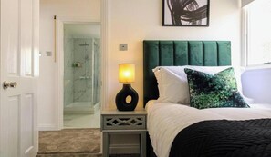 4 habitaciones, escritorio y tabla de planchar con plancha 