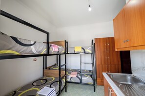 Dormitório compartilhado | Wi-Fi de cortesia, roupa de cama