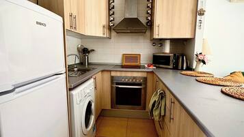 Lemari es, microwave, oven, dan kompor