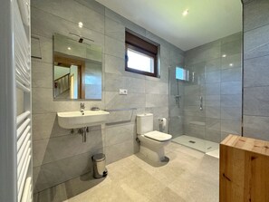 Sèche-cheveux, serviettes fournies