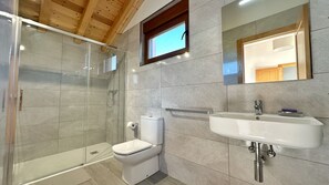 Een haardroger, handdoeken