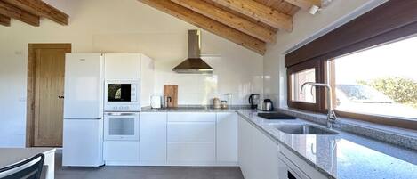 Een koelkast, een microgolfoven, een oven, een vaatwasser