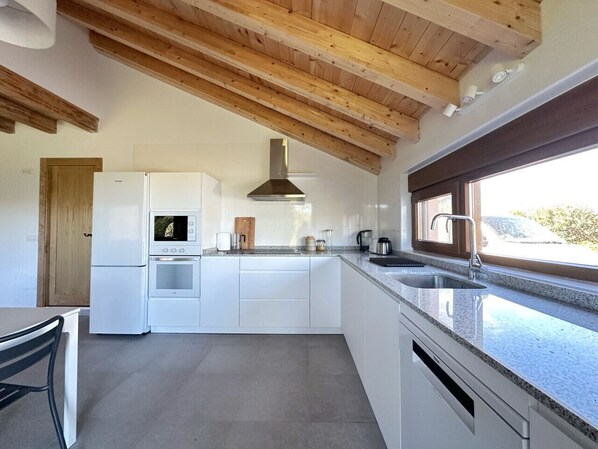 Een koelkast, een microgolfoven, een oven, een vaatwasser