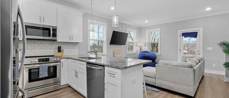 Kühlschrank, Mikrowelle, Ofen, Herdplatte