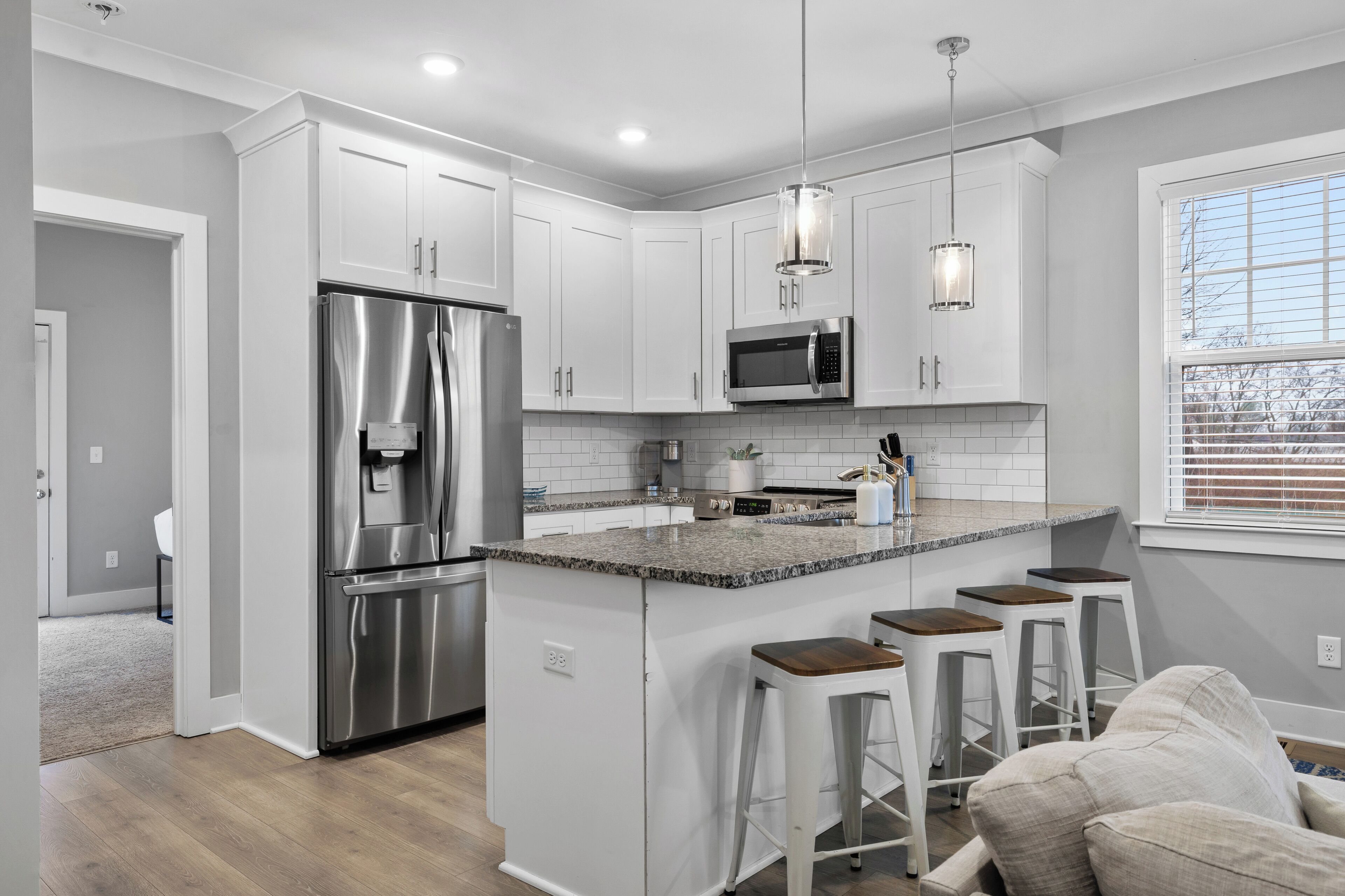 Frigorífico, microondas, horno y placa de cocina