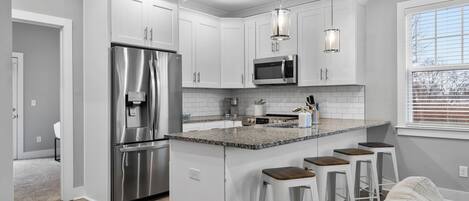 Frigorífico, microondas, horno y placa de cocina